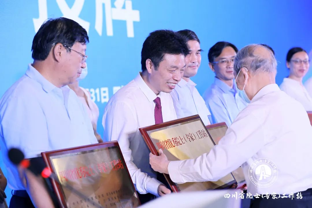 有(yǒu)分(fēn)量!鐵騎力(li)士獲評四川省優(you)秀院士(專(zhuan)傢(jia))工(gong)作(zuò)站!