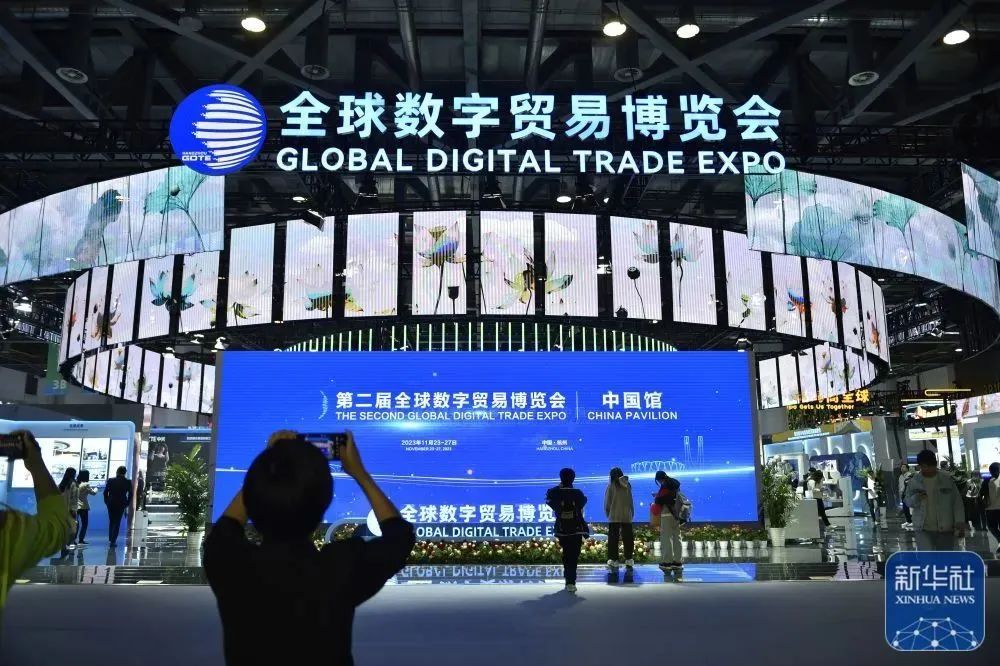 颠覆傳(chuan)統飼喂模式(shi)?鐵騎力(li)士在(zai)全球數(shu)貿會上實力(li)“圈粉”